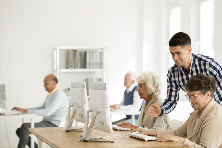 Public jeune accompagne en atelier numerique